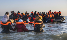 Des migrants avancent dans l'eau pour embarquer sur le bateau d'un passeur et tenter de traverser la Manche au large de la plage de Gravelines, le 16 juin 2025 dans le Nord ( AFP / Sameer Al-DOUMY )
