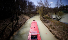 SUR UN LAC DES ALPES, LES MARINS APPRENNENT À NE PAS S'ÉCHOUER DANS LE CANAL DE SUEZ