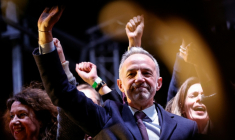 Emmanuel Grégoire, candidat de la gauche unie hors LFI à la mairie de Paris, célèbre sa victoire au 2e tour des municipales, le 22 mars 2026 à paris ( AFP / GEOFFROY VAN DER HASSELT )