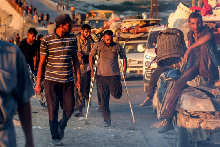 Des déplacés palestiniens évacuent la ville de Gaza vers le sud de la bande de Gaza, à pied ou dans des véhicules, face à l'intensification des attaques israéliennes, le 13 septembre 2025 ( AFP / Eyad BABA )