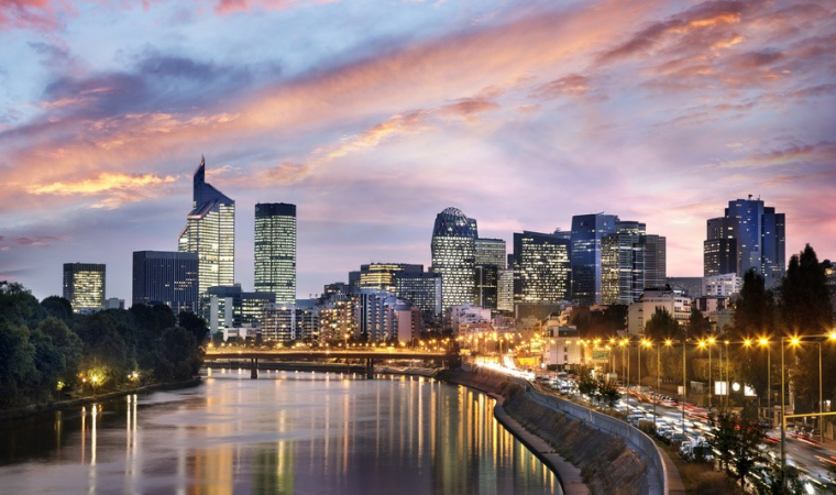 L’investissement dans l’immobilier s’envisage toujours sur le long terme, laissant ainsi le temps et la possibilité de gommer les périodes de forte variation. (Crédit photo: Fotolia)