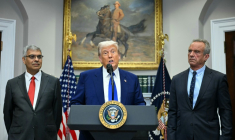 Le président américain Donald Trump entouré du ministre américain de la Santé Robert F. Kennedy Jr. (droite) et de Jayanta Bhattacharya (gauche), directeur de l'organisme chargé de la recherche médicale (NIH) à la Maison Blanche, le 12 mai 2025 ( AFP / Jim WATSON )