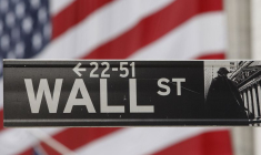 On aperçoit l'enseigne « Wall Street » devant la Bourse de New York