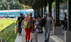 Des voyageurs à la gare de La Havane, le 16 juin 2026 ( AFP / YAMIL LAGE )