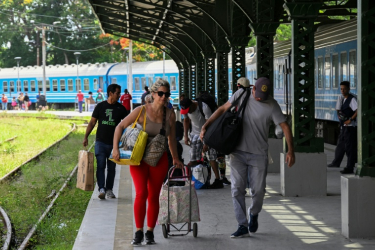 Des voyageurs à la gare de La Havane, le 16 juin 2026 ( AFP / YAMIL LAGE )