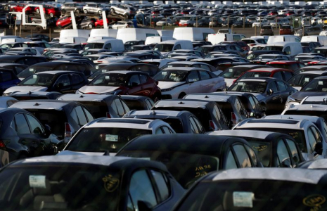 Des stocks de voitures neuves sont garés dans un parking à Hordain, dans le nord de la France