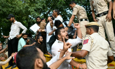 Des partisans du Cockroach Janta Party (CJP) se sont affrontés avec la police lors d’une manifestation exigeant la démission du chef de la Commission électorale de l’Inde, Gyanesh Kumar, à New Delhi, le 12 octobre 2026 ( AFP / Manan VATSYAYANA )