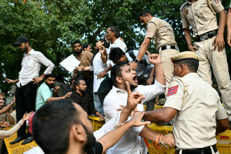 Des partisans du Cockroach Janta Party (CJP) se sont affrontés avec la police lors d’une manifestation exigeant la démission du chef de la Commission électorale de l’Inde, Gyanesh Kumar, à New Delhi, le 12 octobre 2026 ( AFP / Manan VATSYAYANA )