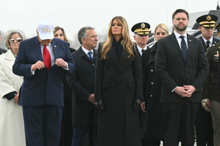Le président américain Donald Trump participe à une cérémonie pour le retour de six Américains tués pendant la guerre au Moyen-Orient, aux côtés de son épouse Melania et du vice-président JD Vance, le 7 mars 2026, dans le Delaware  ( AFP / SAUL LOEB )