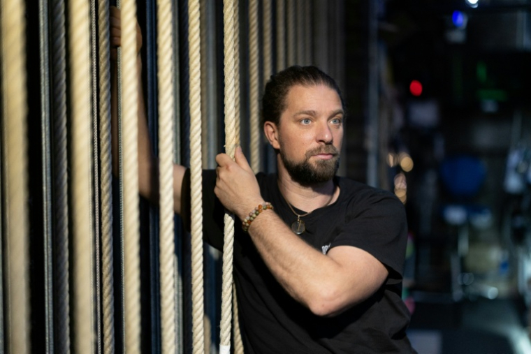 Jérémie Strauss, cintrier à l'Opéra-Comique et dépositaire d'un métier appelé à s'automatiser, le 1er juin 2026 à Paris ( AFP / Joel Saget )