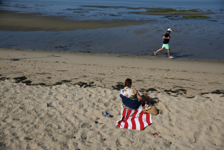 Des gens sur la plage d'Andernos-les-Bains, en Gironde, le 1er août 2026 ( AFP / ROMAIN PERROCHEAU )