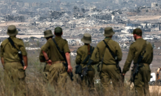 Des soldats de l'armée israélienne observent des bâtiments détruits dans la bande de Gaza depuis la frontière avec le territoire palestinien, le 13 août 2025 ( AFP / Jack GUEZ )