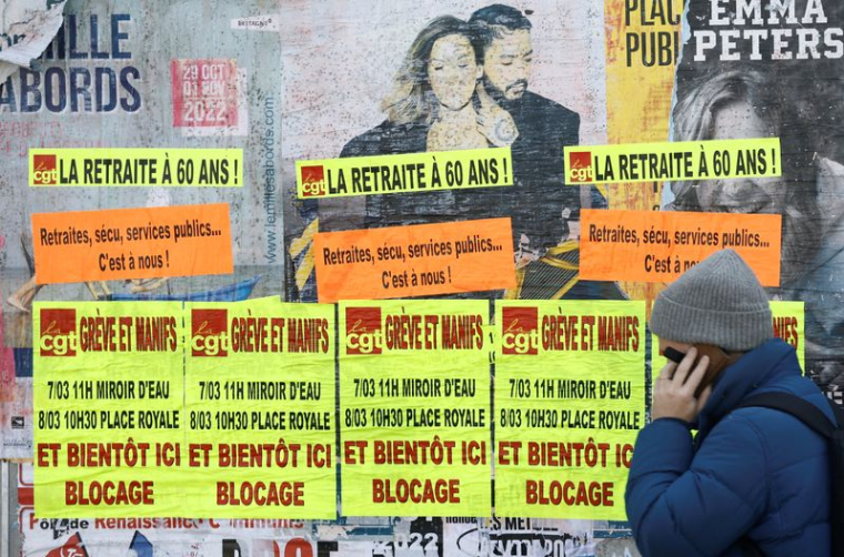 Affiches du syndicat français CGT contre le plan de réforme des retraites du gouvernement français à Bouguenais