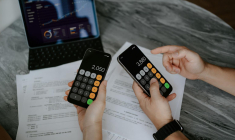 Le compte bancaire professionnel est un compte courant destiné aux entreprises, facilitant la gestion des flux financiers liés à l’activité.