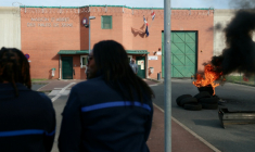Des surveillants pénitentiaires bloquent l'accès de la prison de Nanterre (Hauts-de-Seine) le 27 avril 2026 ( AFP / Alain JOCARD )