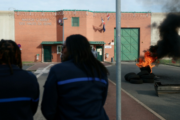 Des surveillants pénitentiaires bloquent l'accès de la prison de Nanterre (Hauts-de-Seine) le 27 avril 2026 ( AFP / Alain JOCARD )