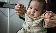 Issa, 3 mois, soigné in utero d'une tumeur vasculaire rare, au service de pédiatrie de jour du GHRMSA (Groupe Hospitalier de la Région de Mulhouse et Sud-Alsace), le 16 février 2026 à Mulhouse, dans le Haut-Rhin ( AFP / SEBASTIEN BOZON )