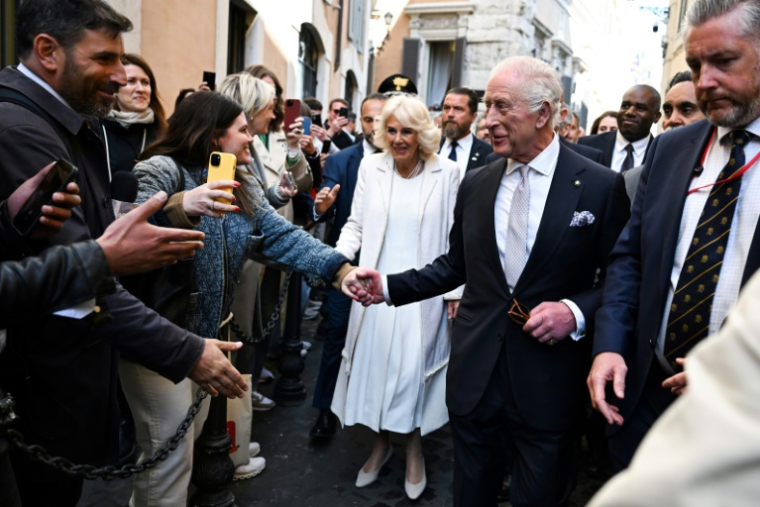 La reine Camilla (g) et le roi Charles III (c) rencontrent des sympathisants lors d'une promenade dans les rues proches du Parlement italien, le 9 avril 2025 à Rome ( POOL / Victoria JONES )
