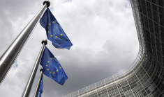 Les drapeaux de l'Union européenne devant le siège de la Commission européenne à Bruxelles