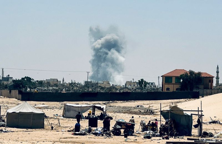 La fumée s'élève après les frappes israéliennes à Rafah,  bande de Gaza