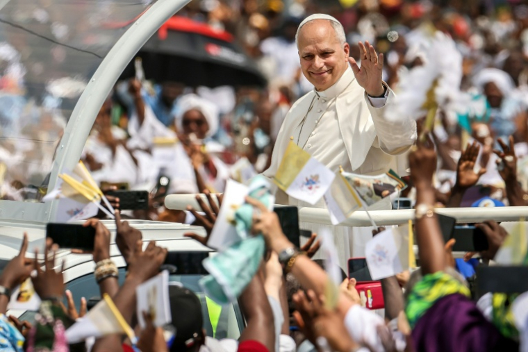 Le pape Léon XIV salue la foule depuis la papamobile à son arrivée pour célébrer la messe à Douala, au Cameroun, le 17 avril 2026 ( AFP / Daniel Beloumou Olomo )
