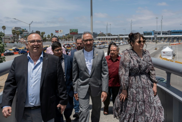 L'ambassadeur d'Iran au Mexique, Abolfazl Pasandideh (au centre), visite la frontière américano-mexicaine à Tijuana, le 6 juin 2026  ( AFP / Chris Noyola )