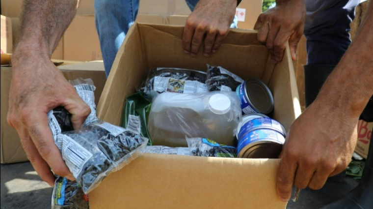 Capture d'écran d'AFPTV montrant un carton d'aide humanitaire envoyée des Etats-Unis pour les habitants touchés par l'ouragan Melissa en octobre 2025, dans la communauté rurale de Hongolosongo,  dans l'est de Cuba, le 13 juin 2026 ( AFP / AFPTV STRINGER )