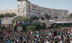 Des supporters de l'équipe de football sénégalaise célèbrent le 20 janvier 2026 leur victoire lors de la finale de la CAN-2025 face au Maroc. Les Lions de la Teranga ont défilé lors d'une grande parade populaire à travers les rues de Dakar  ( AFP / GUY PETERSON )