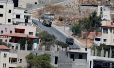 Des véhicules militaires israéliens lors d'un raid à Toubas