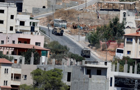 Des véhicules militaires israéliens lors d'un raid à Toubas
