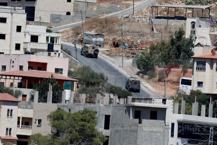 Des véhicules militaires israéliens lors d'un raid à Toubas