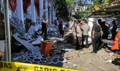 Des policiers inspectent un bâtiment touché par un séisme, le 2 avril 2026 à Manado en Indonésie ( AFP / Tonny Rarung )