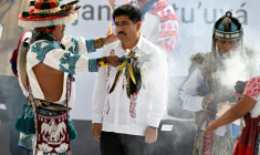 Le nouveau chef de la Cour suprême du Mexique,  Hugo Aguilar Ortiz, participe le 1er septembre à une cérémonie traditionnelle d'intronisation des nouveaux juges élus au suffrage universel, à Mexico ( AFP / Alfredo ESTRELLA )