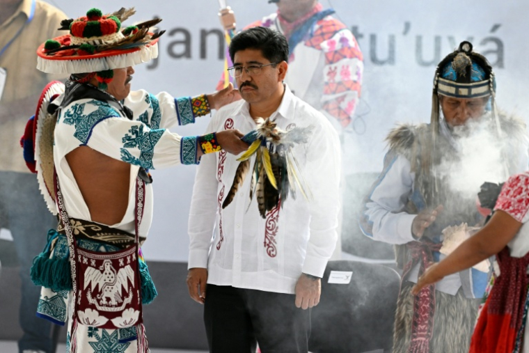 Le nouveau chef de la Cour suprême du Mexique, Hugo Aguilar Ortiz, participe le 1er septembre à une cérémonie traditionnelle d'intronisation des nouveaux juges élus au suffrage universel, à Mexico ( AFP / Alfredo ESTRELLA )
