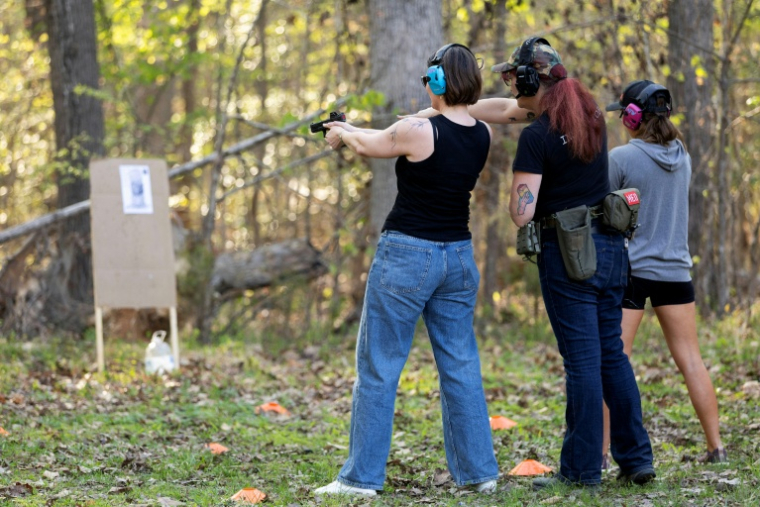 Clara Elliott (au centre) donne des instructions pendant un cours d'initiation au tir, à Midlothian, en Virginie, le 11 avril 2026 ( AFP / Ryan M. Kelly )