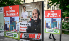 Affiches électorales à Genève avant le référendum sur l'immigration, le 4 juin 2026 ( AFP / Fabrice COFFRINI )