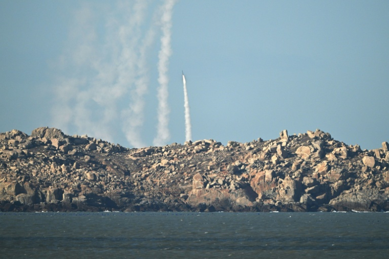 Des soldats de l'armée chinoise tirent une roquette en l'air lors d'exercices militaires sur l'île de Pingtan, à seulement 130 kilomètres des côtes taïwanaises, le 30 décembre 2025 ( AFP / ADEK BERRY )