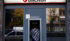 Une personne utilise un distributeur automatique de billets dans une succursale de la banque UniCredit à Rome, en Italie