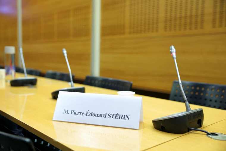 Le place vide de Pierre-Édouard Stérin à l'Assemblée nationale, à Paris, le 14 mai 2025. ( AFP / THOMAS SAMSON )