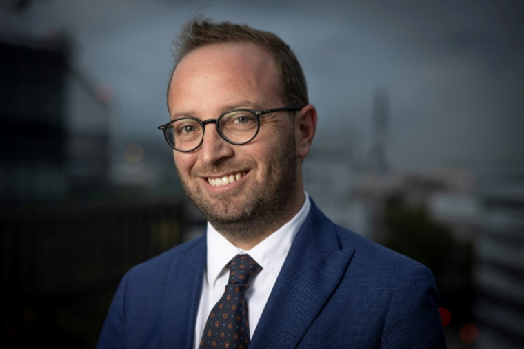 Arthur Dreyfuss, PDG d'Altice France, maison-mère de SFR, pose le 25 septembre 2025 à Paris  ( AFP / Kiran RIDLEY )