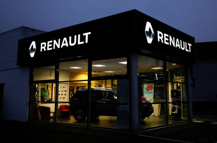 Le logo du constructeur automobile Renault est photographié dans une concession à Vertou