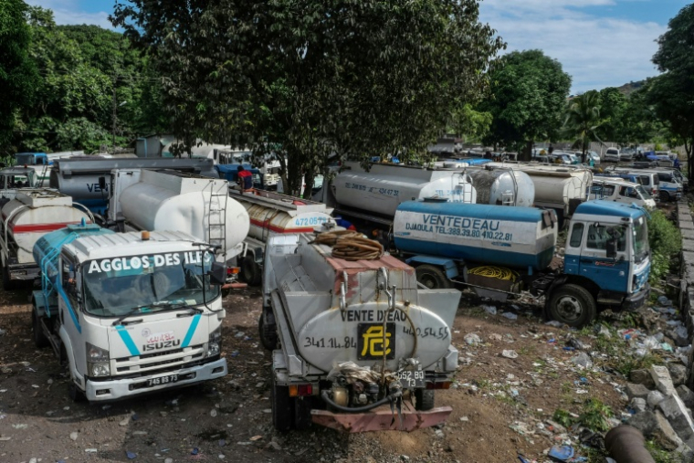 Vue de camions-citernes d'eau garés à Moroni, aux Comores, le 21 juillet 2026 ( AFP / Ibrahim YOUSSOUF )