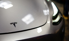 Le logo Tesla est visible sur une voiture