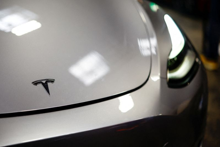 Le logo Tesla est visible sur une voiture