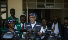 Le directeur général de l'Organisation mondiale de la Santé (OMS), Tedros Adhanom Ghebreyesus (c), lors d'une conférence de presse à l'unité d'isolement pour Ebola de l'hôpital Mulago à Kampala, le 8 juin 2026 en Ouganda ( AFP / BADRU KATUMBA )