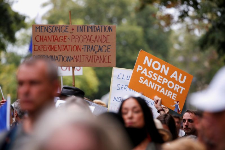 FRANCE: LA MOBILISATION FAIBLIT CONTRE LE "PASS SANITAIRE"