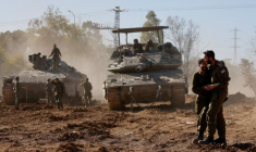 Des véhicules de l'armée israélienne reviennent de la bande de Gaza, dans le sud d'Israël