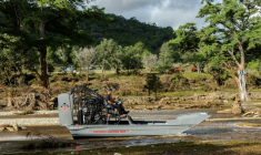 Un sauveteur navigue sur le fleuve Guadalupe, à la recherche de victimes des inondations meurtrières qui ont dévasté la zone, à Ingram, Texas, le 8 juillet 2025 ( GETTY IMAGES NORTH AMERICA / Jim Vondruska )