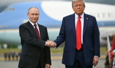 Donald Trump et Vladimir Poutine sur le tarmac de la base militaire américaine d'Elmendorf-Richardson à Anchorage, en Alaska, le 15 août 2025  ( AFP / ANDREW CABALLERO-REYNOLDS )
