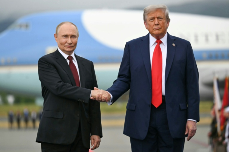 Donald Trump et Vladimir Poutine sur le tarmac de la base militaire américaine d'Elmendorf-Richardson à Anchorage, en Alaska, le 15 août 2025  ( AFP / ANDREW CABALLERO-REYNOLDS )
